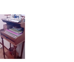 Mesa de apoio com gaveta